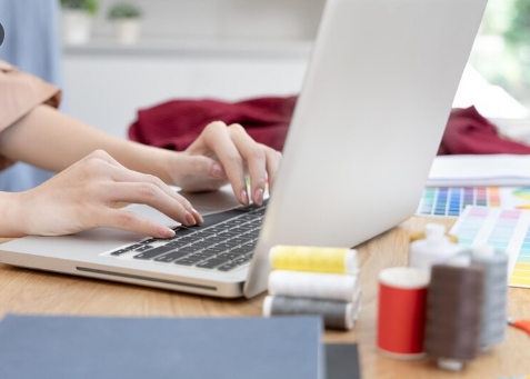 Apa Peran Desainer Grafis Muda dalam Tim Kreatif? Pahami Pentingnya Peran Ini!